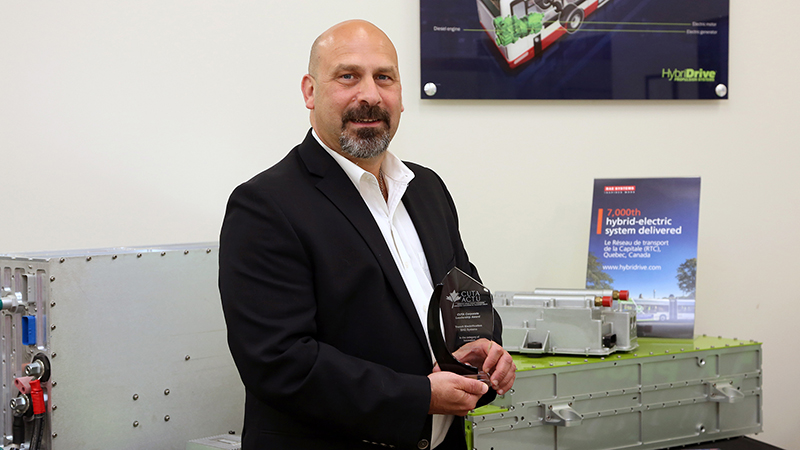 Transit sales and service director Bob Lamanna proudly displays the CUTA Leadership Award on behalf of BAE Systems